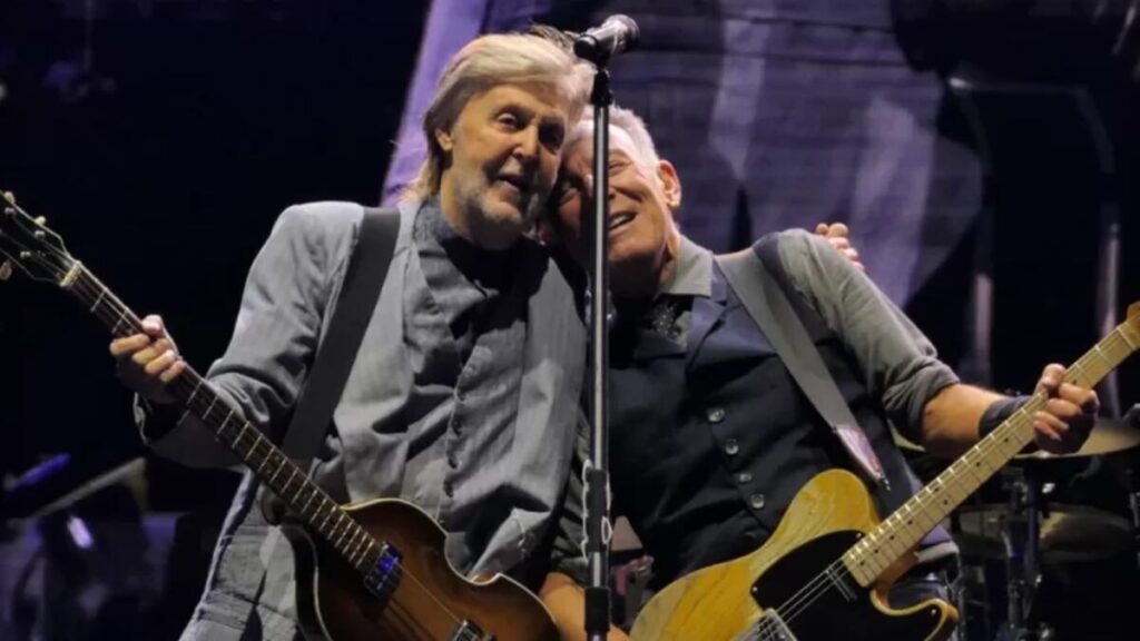 Paul McCartney ata a Bruce Springsteen en un concierto en Liverpool | cultura
