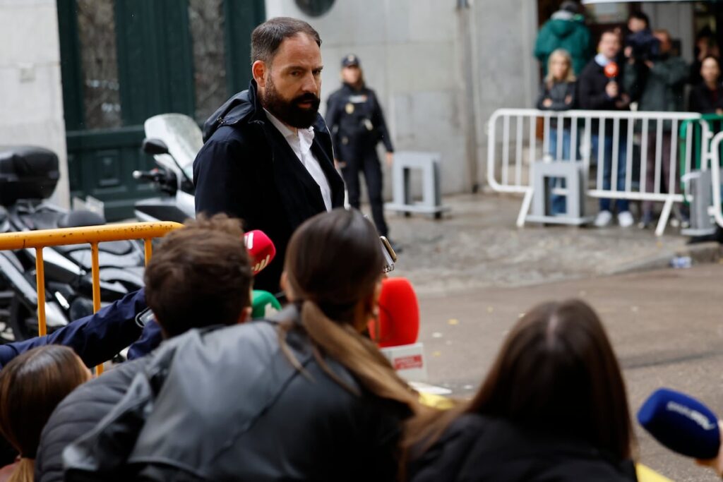 Un empleado del PSOE y un exgerente del partido acuden al Tribunal Supremo a declarar sobre los pagos en efectivo a Ábalos | España