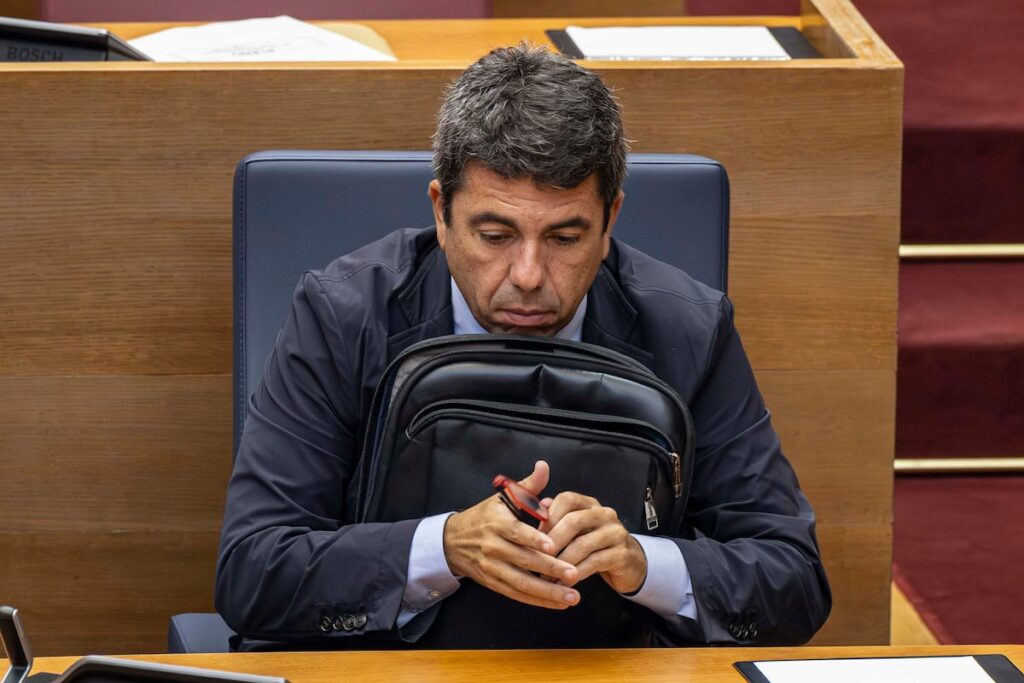 Todas las versiones de Mazón sobre lo que hizo la tarde del Valencia-Dana | España