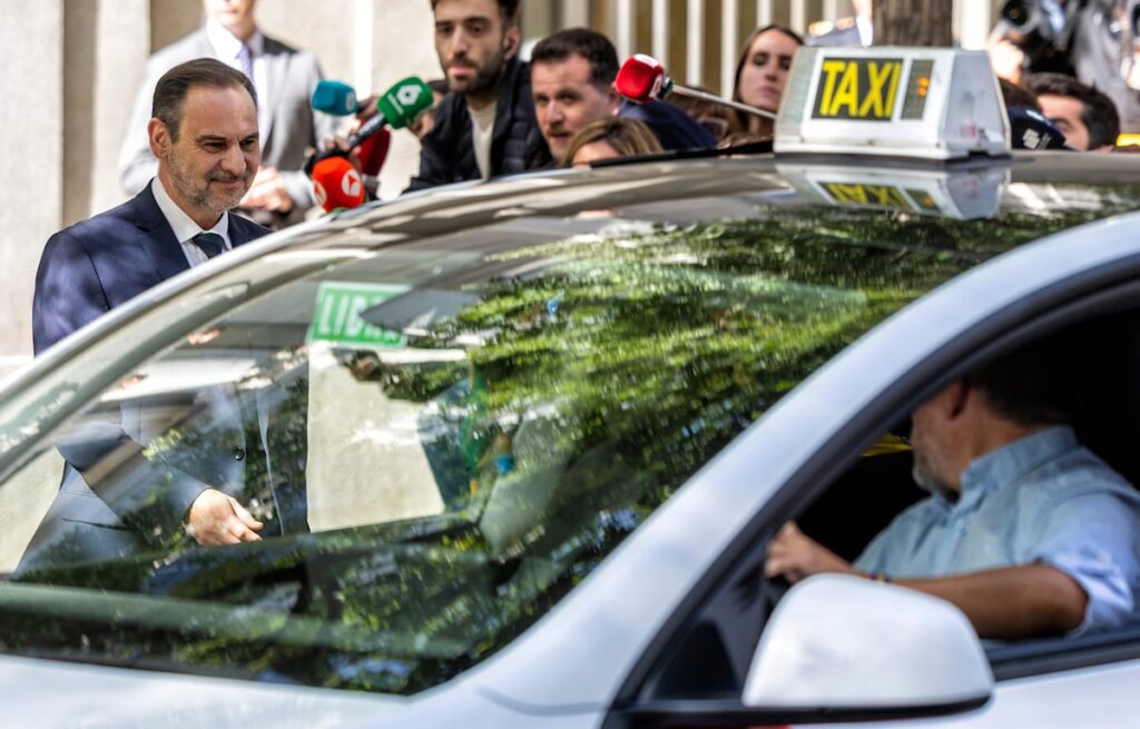 Congreso y abogados reprochan al juez Puente sus críticas a que Ábalos siga siendo diputado | España