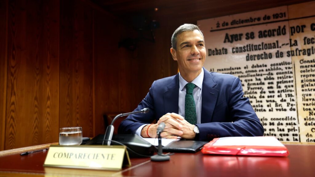 Sánchez recurre al sarcasmo en un tenso interrogatorio para desmentir la financiación ilegal del PSOE | España