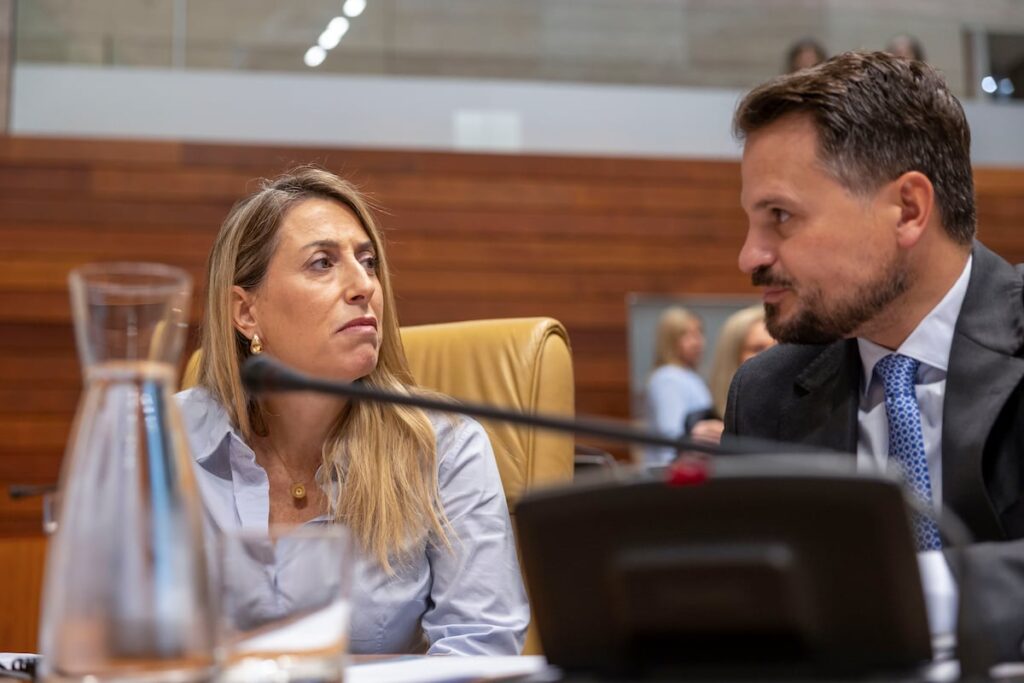 Guardiola se muestra ahora abierto a un acuerdo con Vox si no alcanza la mayoría absoluta el 21 de diciembre: “No hago barreras sanitarias” | España