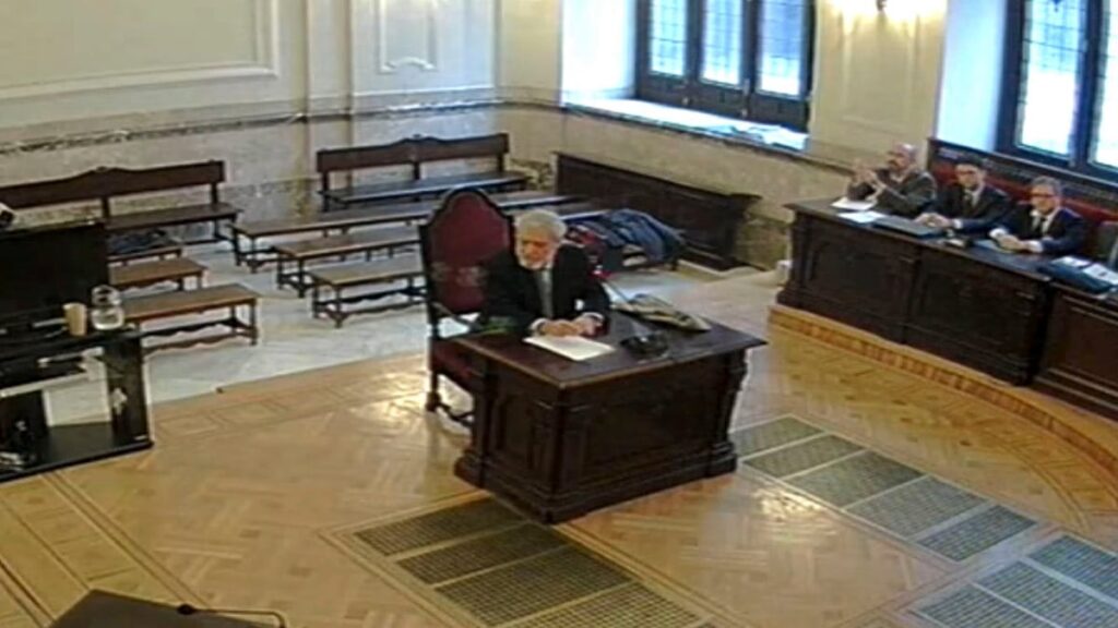 El vídeo de Miguel Ángel Rodríguez en el que reconoce al juez que inventó que el fiscal del caso retiró el acuerdo por “órdenes de arriba”: El PP, tras la declaración de Miguel Ángel Rodríguez ante el juez: “Mentir no es ilegal” | España