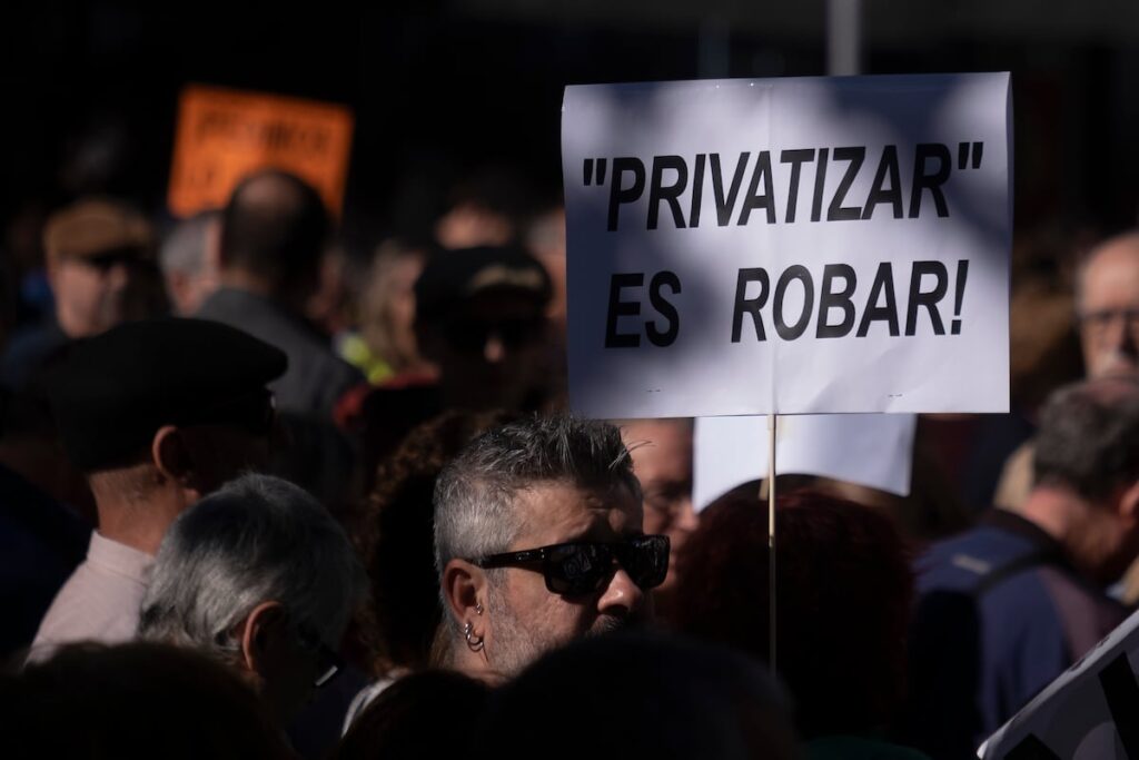 La gestión del PP baja aún más la valoración de los andaluces sobre su sistema sanitario | España