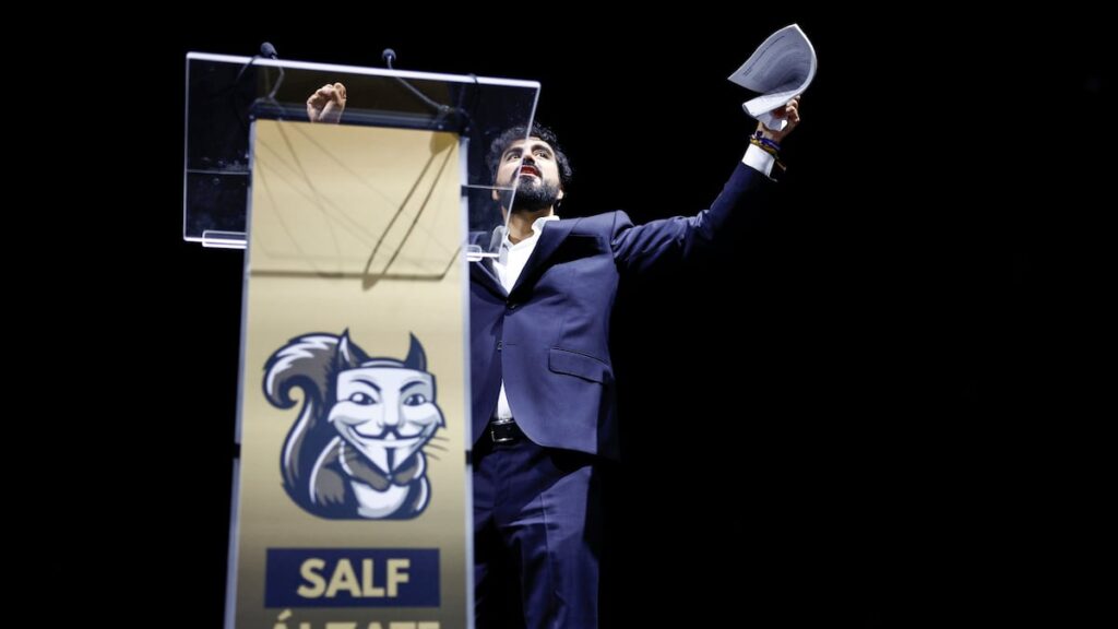 Alvise muestra su pecho ante PP y Vox y reúne miles de seguidores pese a sus acusaciones judiciales | España