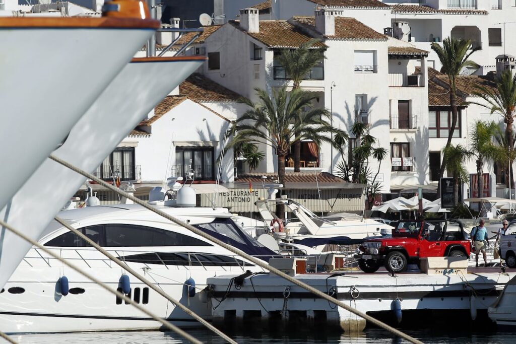 La tripulación de una “narco lancha” dejó un cadáver en un muelle de Puerto Banús | España