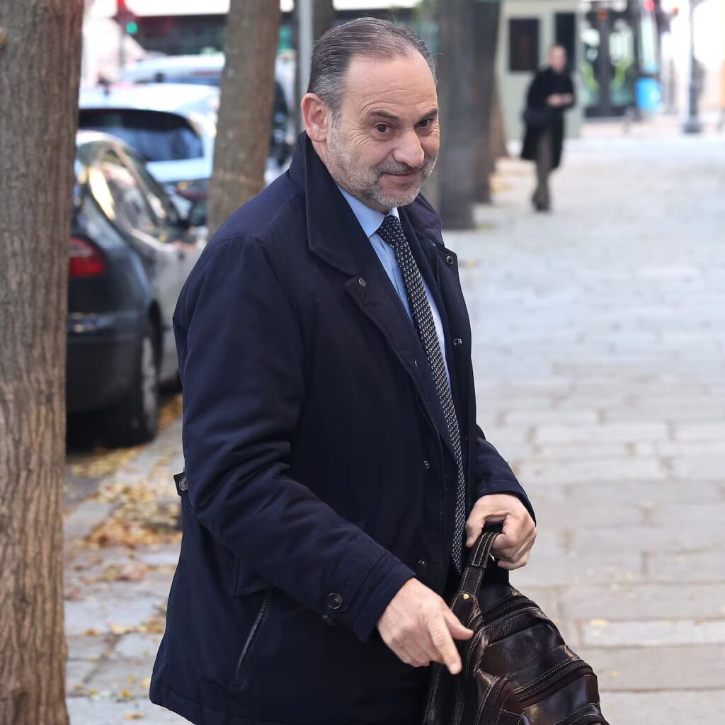 Ábalos y el Padre Paulino | Opinión