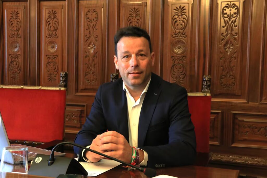 El PSOE distancia al exalcalde de Linares (Jaén) de una acusación de acoso sexual | España