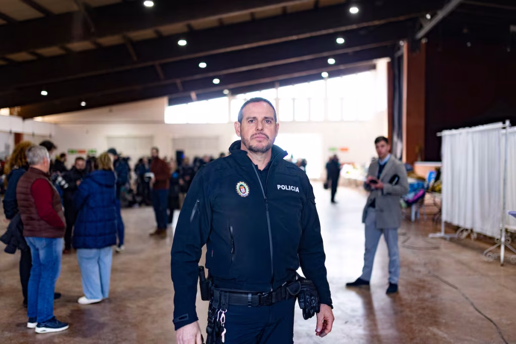 El jefe de la policía de Adamuz sobre el rescate: “Los propios viajeros nos dijeron: ‘Esto no, ocúpate primero del Alvia que tiene más daños’ | España